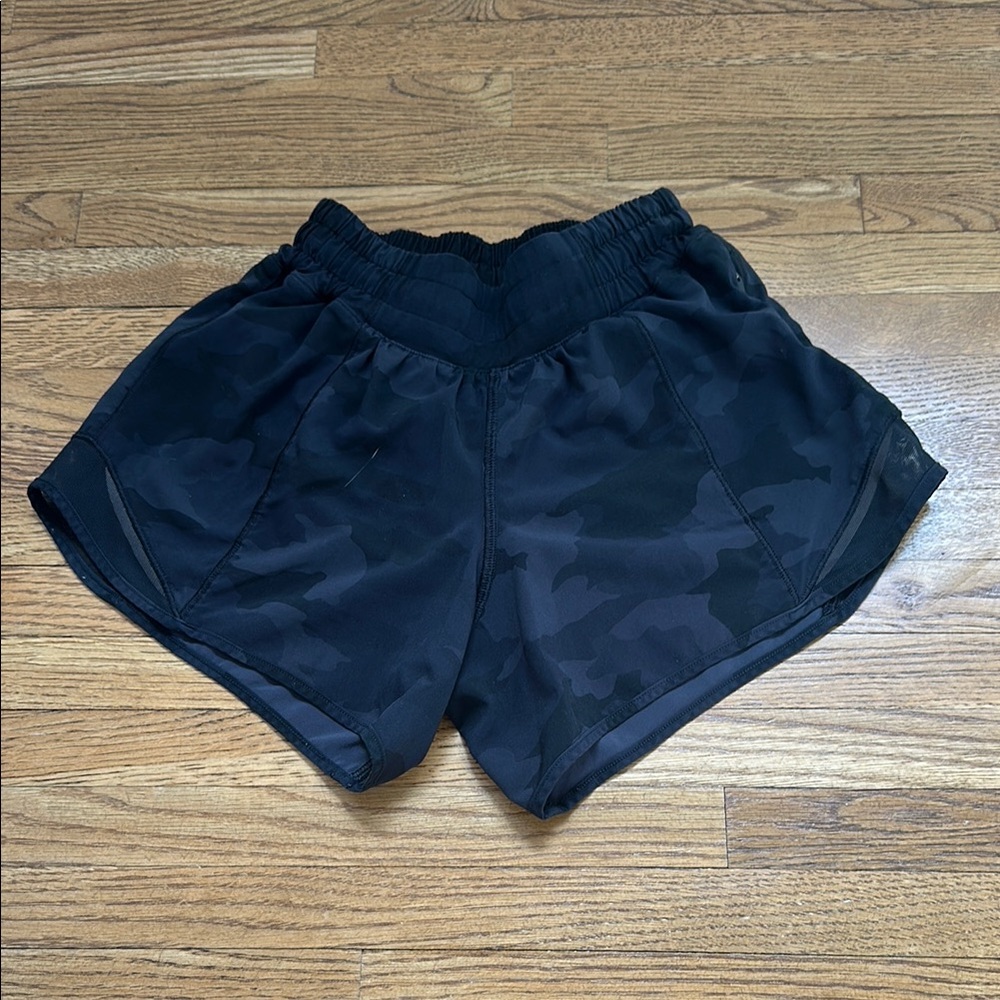 Black Camo Lululemon High Rise Hotty Hot Shorts 2.5" length - Size 0